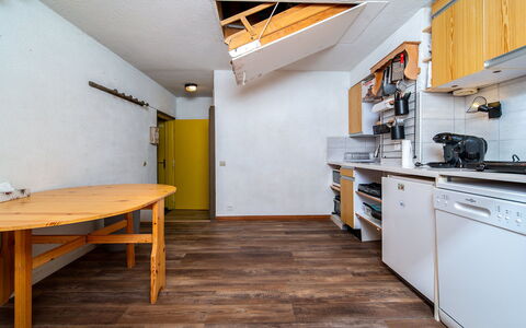 Le Schuss Iv: Cuisine, Comptoir, Cabinetry, Design Intérieur, Appareil De Cuisine, Sol, Meubles, Bois, Principaux Appliance, Plafond