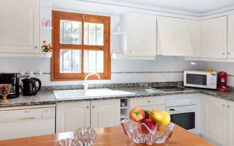 Cabanyes: Comptoir, Pièce, Cuisine, Meubles, Cabinetry, Propriété, Orange, Design Intérieur, Jaune, Sol