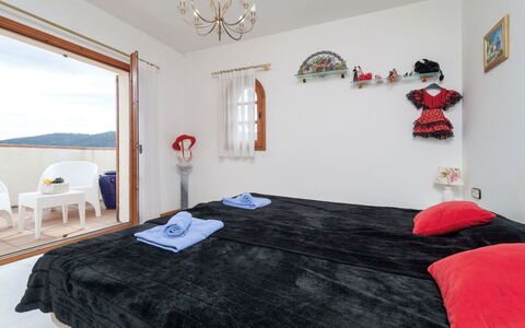 Cabanyes: Chambre, Lit, Pièce, Meubles, Propriété, Rouge, Cadre De Lit, Drap De Lit, Design Intérieur, Immobilier