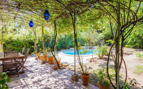 Villa Toulon: Cuisine, Comptoir, Cabinetry, Design Intérieur, Appareil De Cuisine, Sol, Meubles, Bois, Principaux Appliance, Plafond