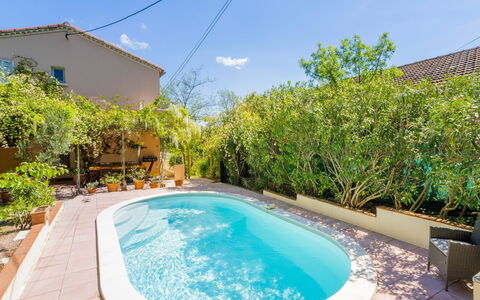 Villa Toulon: Cuisine, Comptoir, Cabinetry, Design Intérieur, Appareil De Cuisine, Sol, Meubles, Bois, Principaux Appliance, Plafond