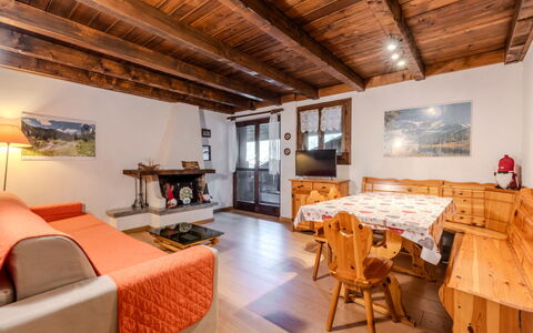 Pinzolo 202: Maison, Domicile, Porte, Chalet, Lumber, Cabane En Rondins, Dur, Tache De Bois, Balcon, Peindre