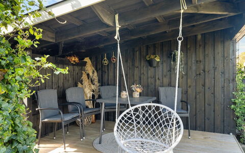 Justina - 200M from the Sea: Meubles, Design Intérieur, Sol, Sol, Plafond, Pièce, Chaise, Table, Appartement, Table Cuisine Et Salle A Manger