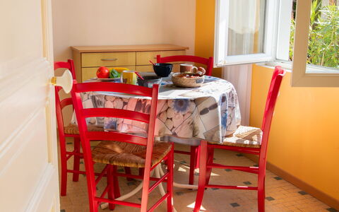 Le Cocon: Meubles, Design Intérieur, Sol, Bois, Chaise, Sol, Table, Salle À Manger, Pièce, Table Cuisine Et Salle A Manger