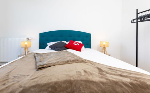 Racines: Meubles, Lit, Chambre, Literie, Design Intérieur, Drap De Lit, Sol, Sol, Bois, Linge