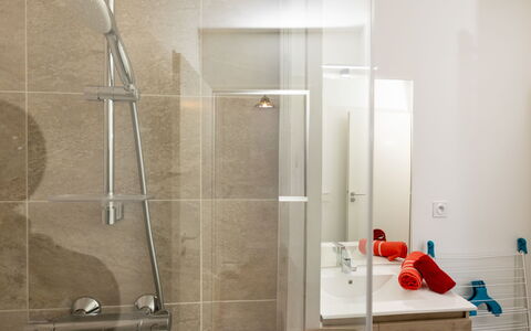 Racines: Sol, Design Intérieur, Luminaire Plomberie, Sol, Salle De Bains, Plomberie, Douche, Tete De Douche, Tuile, Domicile