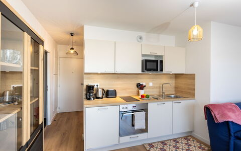 Racines: Meubles, Design Intérieur, Sol, Mur, Comptoir, Sol, Bois, Cuisine, Cabinetry, Pièce
