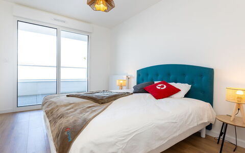 Racines: Meubles, Lit, Design Intérieur, Chambre, Sol, Sol, Bois, Drap De Lit, Literie, Linge