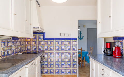 Bosquet des Ecureuils 17: Bleu, Sol, Sol, Design Intérieur, Cuisine, Tuile, Cabinetry, Comptoir, Peindre, Conception