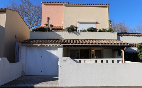Domaine Grand Plage: Sol, Design Intérieur, Sol, Appartement, Balcon, Plafond, Condominium, Chaise, Ombre, Porche
