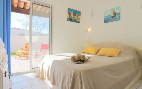 Domaine Grand Plage: Sol, Design Intérieur, Sol, Appartement, Balcon, Plafond, Condominium, Chaise, Ombre, Porche