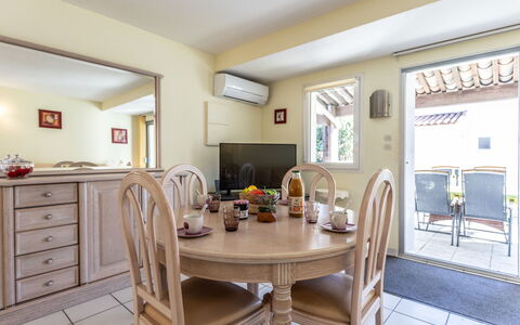 Domaine Grand Plage: Sol, Design Intérieur, Sol, Appartement, Balcon, Plafond, Condominium, Chaise, Ombre, Porche
