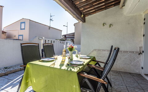 Domaine Grand Plage: Sol, Design Intérieur, Sol, Appartement, Balcon, Plafond, Condominium, Chaise, Ombre, Porche