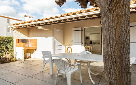 Perles du Soleil: Sol, Design Intérieur, Sol, Appartement, Balcon, Plafond, Condominium, Chaise, Ombre, Porche