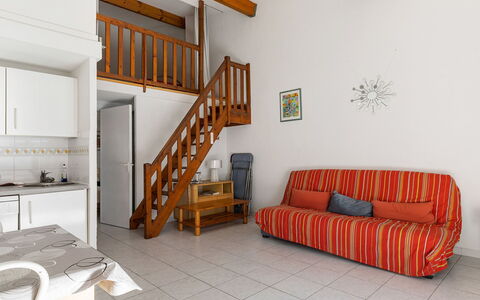 Perles du Soleil: Sol, Design Intérieur, Sol, Appartement, Balcon, Plafond, Condominium, Chaise, Ombre, Porche