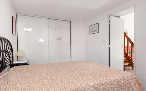 Perles du Soleil: Sol, Design Intérieur, Sol, Appartement, Balcon, Plafond, Condominium, Chaise, Ombre, Porche