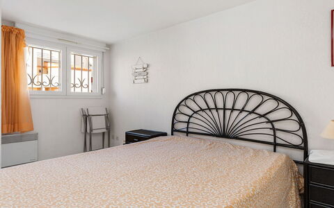Perles du Soleil: Sol, Design Intérieur, Sol, Appartement, Balcon, Plafond, Condominium, Chaise, Ombre, Porche