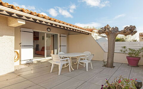 Perles du Soleil: Sol, Design Intérieur, Sol, Appartement, Balcon, Plafond, Condominium, Chaise, Ombre, Porche