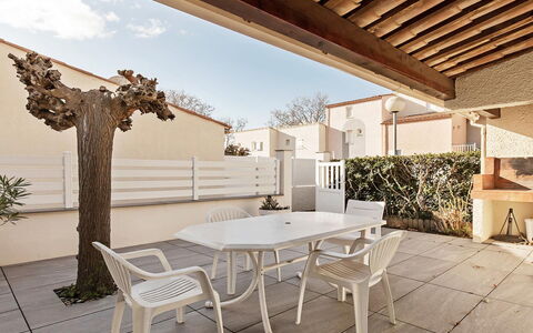 Perles du Soleil: Sol, Design Intérieur, Sol, Appartement, Balcon, Plafond, Condominium, Chaise, Ombre, Porche