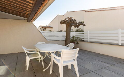 Perles du Soleil: Sol, Design Intérieur, Sol, Appartement, Balcon, Plafond, Condominium, Chaise, Ombre, Porche