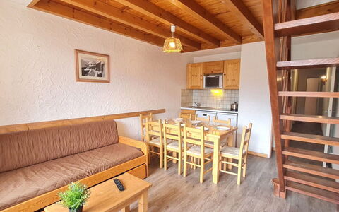Meijotel B: Sol, Design Intérieur, Sol, Appartement, Balcon, Plafond, Condominium, Chaise, Ombre, Porche