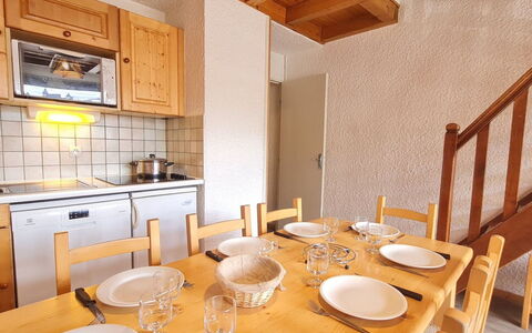 Meijotel B: Sol, Design Intérieur, Sol, Appartement, Balcon, Plafond, Condominium, Chaise, Ombre, Porche
