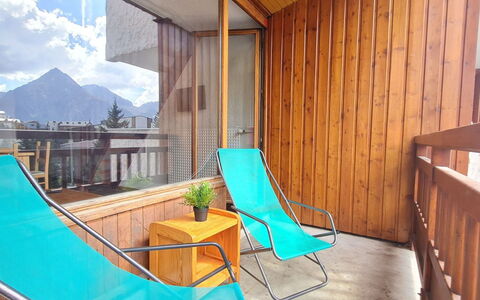 Meijotel B: Sol, Design Intérieur, Sol, Appartement, Balcon, Plafond, Condominium, Chaise, Ombre, Porche