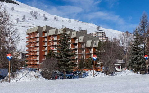Meijotel B: Sol, Design Intérieur, Sol, Appartement, Balcon, Plafond, Condominium, Chaise, Ombre, Porche