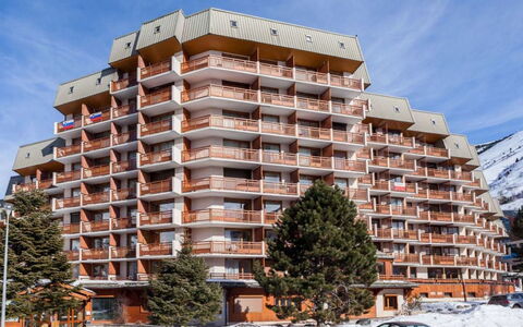 Meijotel B: Sol, Design Intérieur, Sol, Appartement, Balcon, Plafond, Condominium, Chaise, Ombre, Porche