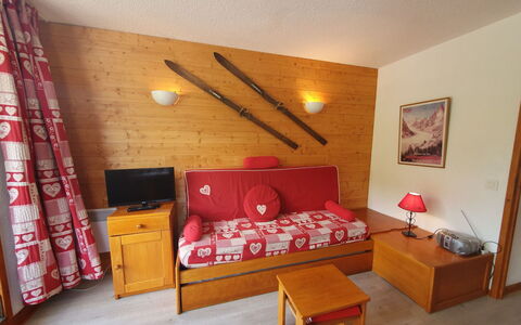 Soleil: Sol, Design Intérieur, Sol, Appartement, Balcon, Plafond, Condominium, Chaise, Ombre, Porche