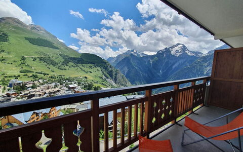 Soleil: Sol, Design Intérieur, Sol, Appartement, Balcon, Plafond, Condominium, Chaise, Ombre, Porche