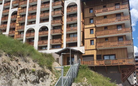 Soleil: Sol, Design Intérieur, Sol, Appartement, Balcon, Plafond, Condominium, Chaise, Ombre, Porche