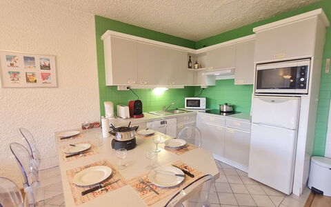 Meijotel a: Sol, Design Intérieur, Sol, Appartement, Balcon, Plafond, Condominium, Chaise, Ombre, Porche