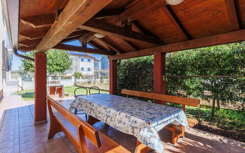 Umag 221: Sol, Design Intérieur, Sol, Appartement, Balcon, Plafond, Condominium, Chaise, Ombre, Porche