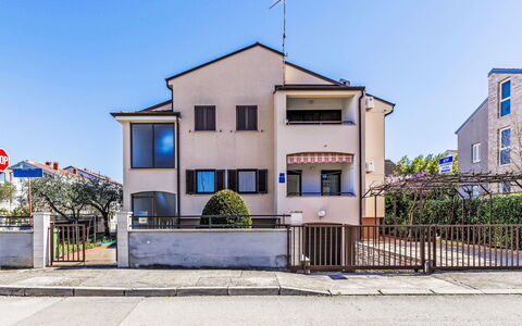 Umag 221: Zone Résidentielle, Façade, Quartier, Domicile, Établissements Humains, Appartement, Balcon, Banlieue, Porte, Clôture