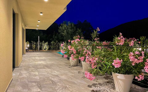 Villa Perla di Draga: Sol, Design Intérieur, Sol, Appartement, Balcon, Plafond, Condominium, Chaise, Ombre, Porche