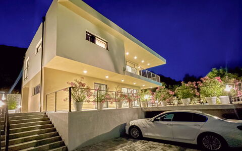 Villa Perla di Draga: Sol, Design Intérieur, Sol, Appartement, Balcon, Plafond, Condominium, Chaise, Ombre, Porche