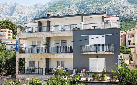 Makarska 40: Sol, Design Intérieur, Sol, Appartement, Balcon, Plafond, Condominium, Chaise, Ombre, Porche