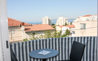 Makarska 40: Sol, Design Intérieur, Sol, Appartement, Balcon, Plafond, Condominium, Chaise, Ombre, Porche