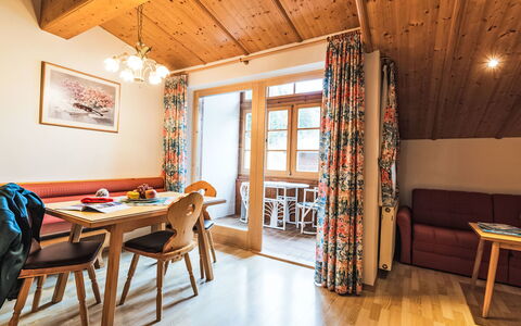 Tuenta: Tache De Bois, Hôtel, Village De Montagne, Lumber