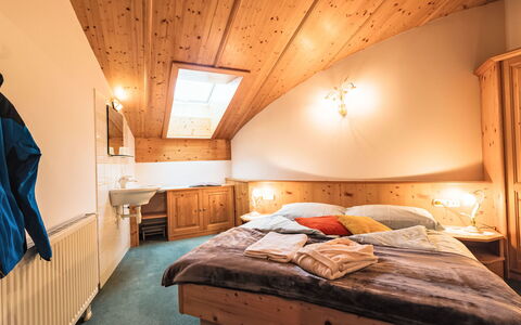 Tuenta: Chambre, Domicile, Lit, Drap De Lit, Cadre De Lit, Literie, Plafond, Tiroir, Dur, Glacial Relief