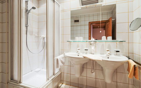 Tuenta: Design Intérieur, Sol, Sol, Lavabo, Salle De Bains, Luminaire Plomberie, Plafond, Pièce, Éclairage, Plomberie