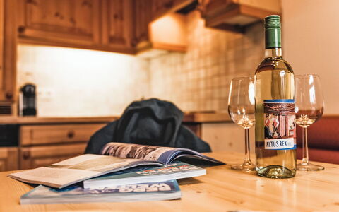 Tuenta: Bouteille, Drinkware, Bouteille En Verre, Bar, Bouteille De Vin, Du Vin, Verre