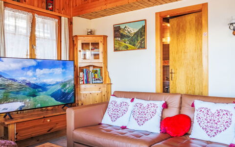 Panorama des Cimes: Bois, Meubles, Design Intérieur, Pièce, Salon, Plafond, Cadre, Télévision