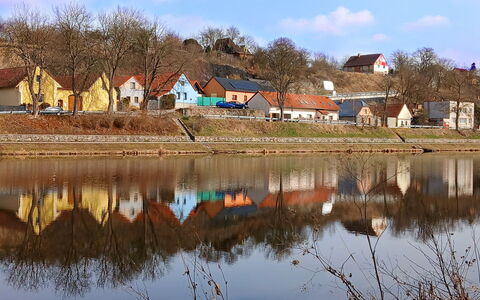 Vltava: Ressources En Eau, Banque, Zone Rurale, Cours D'Eau, Domicile, Réflexion, Chalet, Village, Rivière, Lac