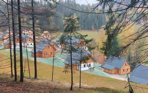 Adélka: Arbre, Maison, Chalet, Domicile, Toit, Établissements Humains, Village, Mélèze, Cabane En Rondins, Cabane