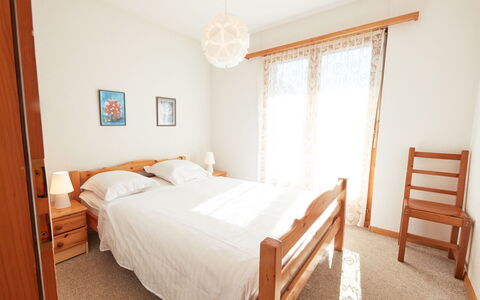 Grand Vue: Lit, Meubles, Chambre, Literie, Design Intérieur, Drap De Lit, Sol, Sol, Bois, Pièce