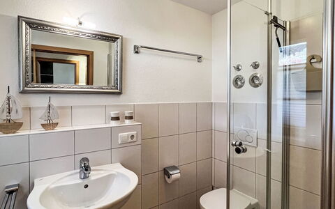 Kleine Auszeit: Design Intérieur, Luminaire Plomberie, Sol, Sol, Salle De Bains, Lavabo, Meubles, Pièce, Évier, Plomberie