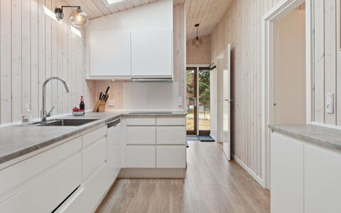 Ahti - 340M from the Sea: Sol, Bois, Cuisine, Design Intérieur, Parquet, Sol, Comptoir, Principaux Appliance, Domicile, Appareil De Cuisine