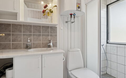 Ahti - 340M from the Sea: Luminaire Plomberie, Évier, Salle De Bains, Lavabo, Toilette, Design Intérieur, Sol, Siège De Toilette, Robinet, Sol